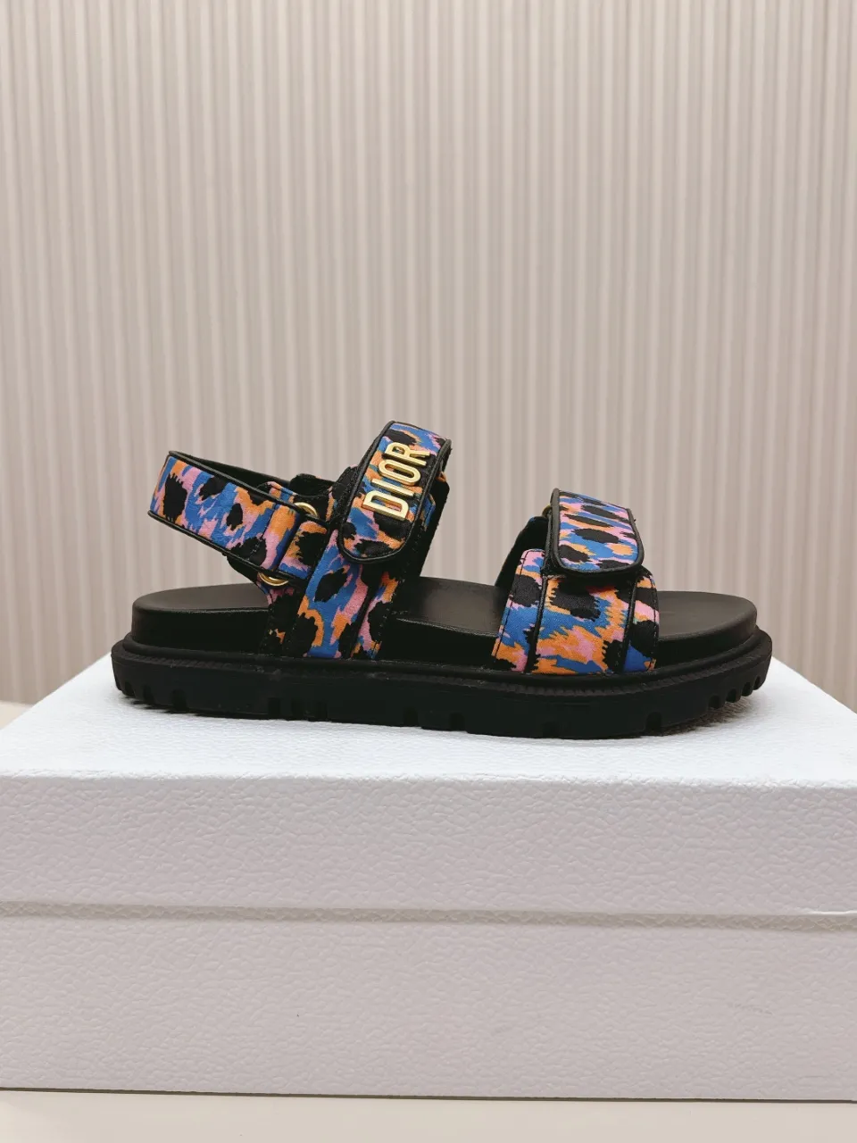 👟👟Ex-factory price 480👟👟 DIOR classic sandals mixed sheepskin DiorAct sandals are fashionable. Paired with an insole that fits the shape of your foot, it's made of exceptionally lightweight and comfortable leather. The upper straps are fastened with Velcro and are decorated with a gold-finish metal "Dior" logo, which complements the style design. These sandals add a modern edge to any look. Fabric: Imported mixed sheepskin Lining: Imported sheepskin Outsole: Original TPU outsole Code number: 35-42 (41 42 customized, non-refundable)